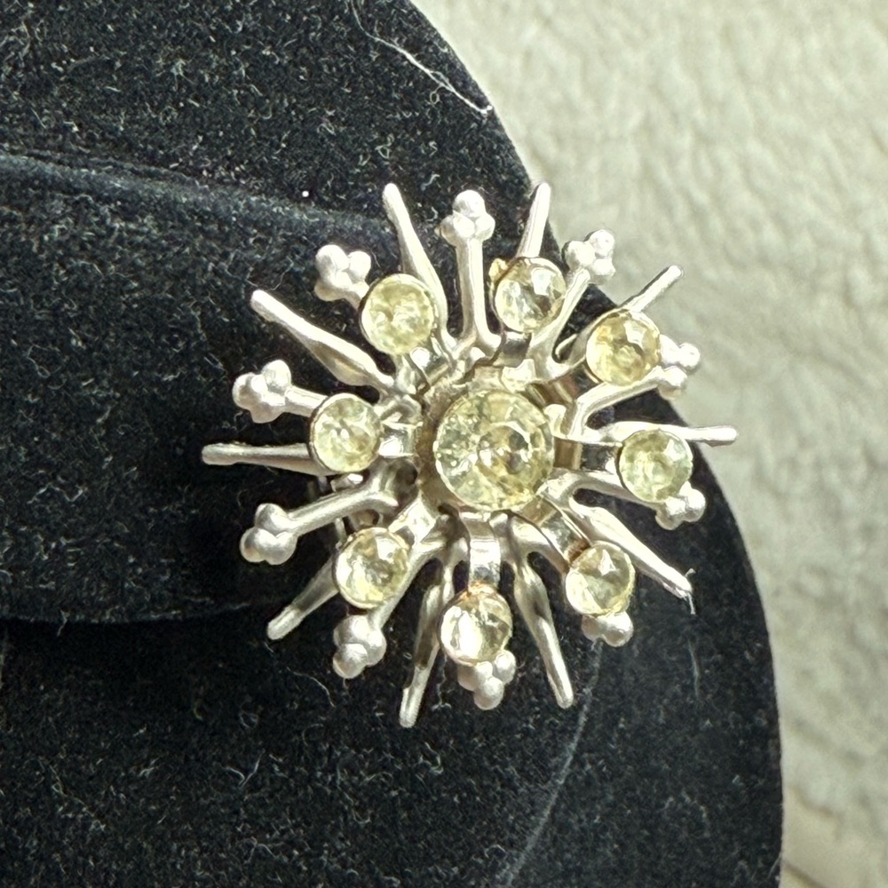 Vintage 1960s Elegant starburst Silver toned Crystal(probably glass)  Brooch